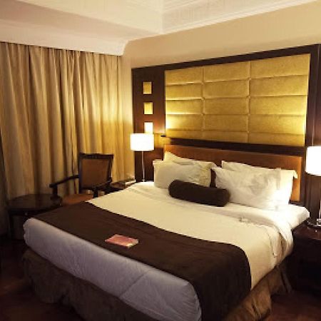 Room In Lodge - Owu Crown Hotel, Ибадан Экстерьер фото